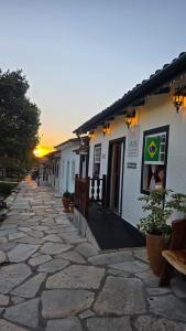 a stone walkway in front of a building at Pousada jade in Pirenópolis