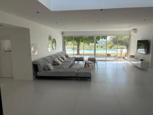 a large living room with a couch and a table at Maison orchidée in Nîmes
