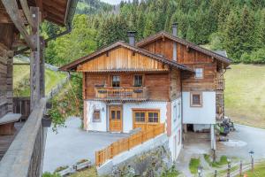 an overhead view of a wooden house with a balcony at Familienwanderhof Eggeler in Liesing
