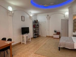 a room with a bed and a blue ceiling at Гостьовий дім PATRICK in Sanzhiyka