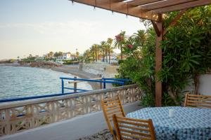 a table and chairs with a view of the ocean at Villa Blue Paradise in Vinarós