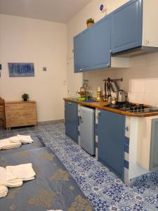 a kitchen with blue cabinets and a counter top at Vic e Vicariell in Gaeta