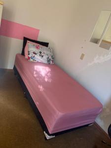 a large pink bed in a room at POUSADA OCZ Centro1 in Osvaldo Cruz