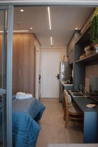 a small room with a bed and a kitchen at Studio Moderno A 2 mim do Metrô Sacomã Wi-Fi 600mb | SP Expo in São Paulo