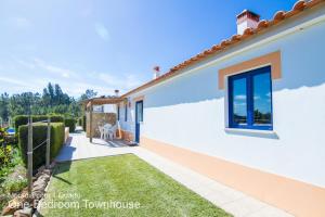 een villa met uitzicht op de tuin bij Akivillas Aljezur Nature in Aljezur