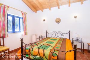 een slaapkamer met een bed in een kamer bij Akivillas Aljezur Nature in Aljezur +33 foto's