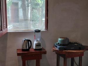a blender and a coffee maker on two tables at Cabaña Colibrí Balgue in Altagracia