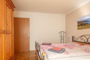 a bedroom with a bed with pink flowers on it at Ferienwohnung Sonnenfreuden direkt am See, ideal für Paare in Überlingen