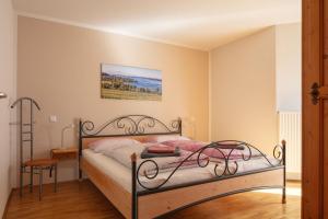 a bedroom with a bed with a metal frame at Ferienwohnung Sonnenfreuden direkt am See, ideal für Paare in Überlingen
