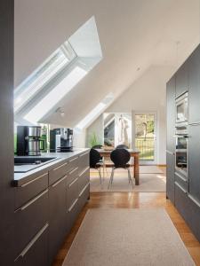 a kitchen with a vaulted ceiling with a skylight at Studio Süßenmühle mit viel Privatsphäre, direkt am Naturbadestrand in Sipplingen
