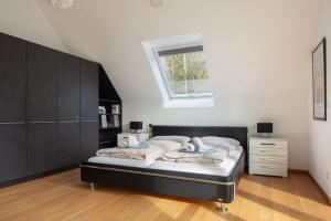 a bedroom with a bed and a dresser and a window at Studio Süßenmühle mit viel Privatsphäre, direkt am Naturbadestrand in Sipplingen