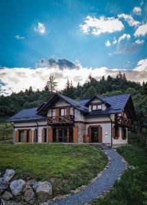a house with a slate roof on a hill at Fox Chalet in Molidu