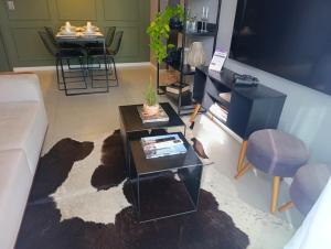 a living room with a couch and a table at LK Funcionários 6 in Belo Horizonte