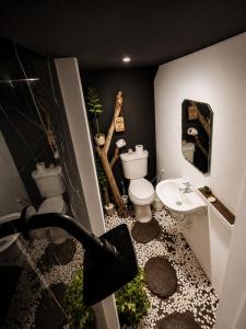 a bathroom with a toilet and a sink at Panama Experience Hostal in Panama City +39 photos