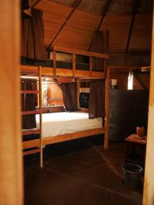 a room with two bunk beds in a room at Raiz Hostel in Jericoacoara
