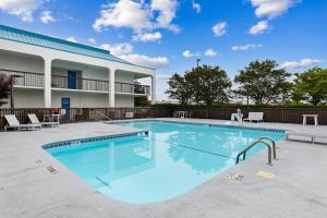 a large swimming pool in front of a building at Studio 6 Suites Jacksonville, NC - Camp LeJeune in Jacksonville +39 photos