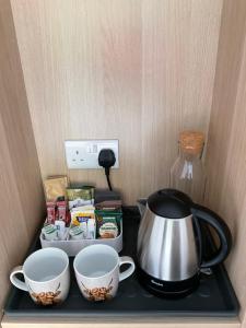 a tea kettle and two cups on a tray at Gara-Ni Bed & Breakfast in Fort William