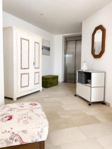 a living room with a bed and a mirror at Das Mondsee-Retreat in Innerschwand +26 photos