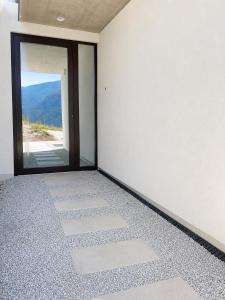 an empty room with a door and a window at Das Mondsee-Retreat in Innerschwand