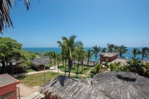 a view of the ocean from the balcony of a resort at El Mirador de Vichayito in Vichayito