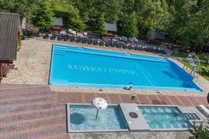 an overhead view of a swimming pool at Хатинка у Румуна in Tatariv