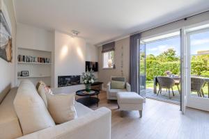 a living room with a white couch and a table at Meersalz in Tinnum
