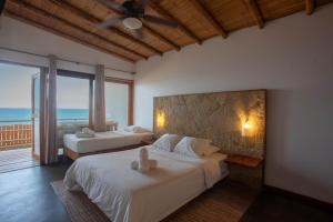 a bedroom with two beds with a view of the ocean at El Mirador de Vichayito in Vichayito