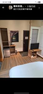 a room with a bed and a desk and a mirror at 珊禾 民宿編號2150號 in Taimali
