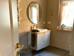 a bathroom with a sink and a mirror at Kochstedter Wohnstuben - Fewo mit Naturbaustoffen in der Bauhausstadt Dessau - hundefreundlich - ebenerdig - mit Garten - Parkplatz inklusive in Dessau