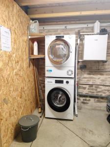 a washing machine and a washer in a room at Villa Modéliacus in Meuilley