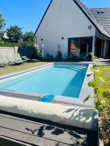 a swimming pool in the backyard of a house at Villa Marius - Piscine - Proche de la plage in Ambleteuse