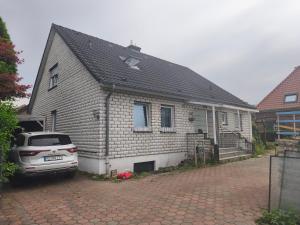 a house with a car parked in front of it at Monteurunterkunft nahe Münster in Drensteinfurt