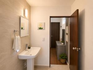 a bathroom with a white sink and a toilet at Nagomi Casa amplia para empresas, grupos y familias in Pachuca de Soto +99 photos