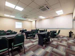 a room with tables and chairs in a classroom at Flats no coração de Belém in Belém +57 photos