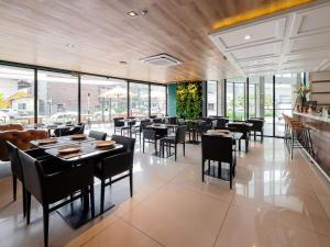 a restaurant with tables and chairs and windows at Flats no coração de Belém in Belém