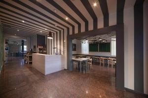 a kitchen and dining room with a table and chairs at Hostal Al Porto in San Benedetto del Tronto