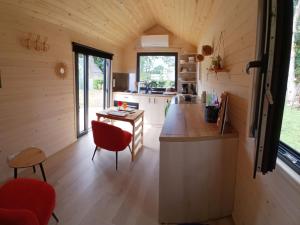 a kitchen and dining room of a tiny house at entre bourg et rivage in Saint-Pierre-Langers
