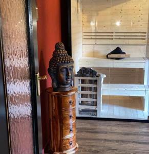 a statue of a head on top of a wooden stand at Emotion Apartments- Erlebnis Apartment mit privater Sauna und Whirlpool in Vlotho