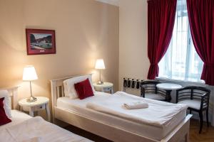 ウースチー・ナド・ラベムにあるPivovar Hotel Na Rychtěのベッド2台と窓が備わるホテルルームです。