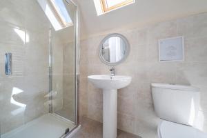 a bathroom with a toilet and a sink and a shower at Sage Lodge in Brigg +46 photos