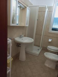 a bathroom with a sink and a shower and a toilet at IL MELOGRANO Rooms in Vignacastrisi