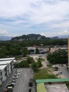 une vue aérienne sur un parking avec des voitures garées dans l'établissement Hotel Ipoh City, à Ipoh