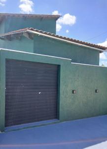 a garage door on the side of a building at Loft urbano in Martins