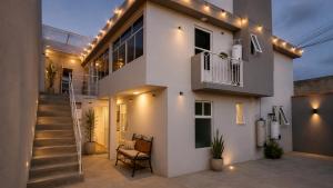 a white house with stairs and a stair case at Nagomi Casa amplia para empresas, grupos y familias in Pachuca de Soto