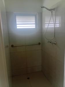ein Badezimmer mit Dusche mit Glastür in der Unterkunft Sky view in Savusavu + 8 Fotos