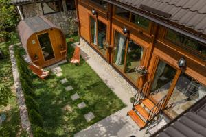 an overhead view of a house with a yard at Monte Chalet Kolašin brvnara sa saunom in Kolašin