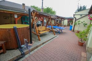 eine Terrasse mit Schaukel und ein Gebäude in der Unterkunft Marakesh in Štúrovo