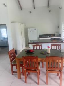 eine Küche mit Tisch und Stühlen und eine Küche mit Theke in der Unterkunft Sky view in Savusavu