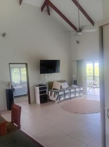 ein großes Wohnzimmer mit Flachbildfernseher in der Unterkunft Sky view in Savusavu