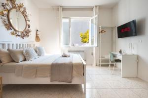 a bedroom with a bed and a table and a window at Ethos Guest House in Quarto dʼAltino